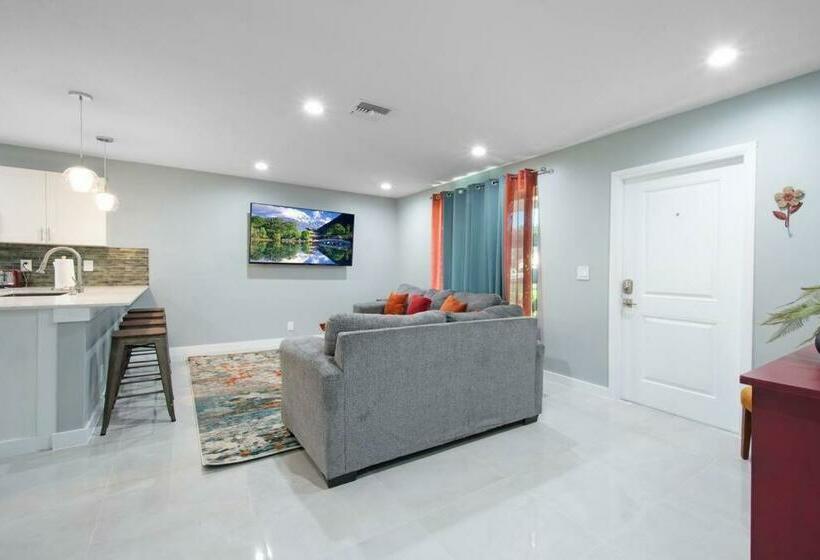 The Ave   3 Miles From The Beach