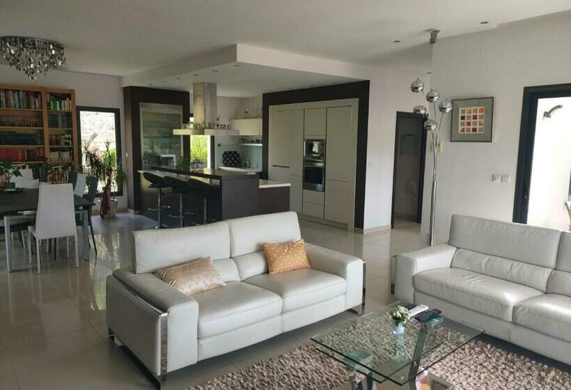 Villa Contemporaine Avec Vue Imprenable Et Jacuzzi