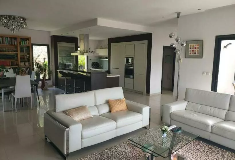 Villa Contemporaine Avec Vue Imprenable Et Jacuzzi