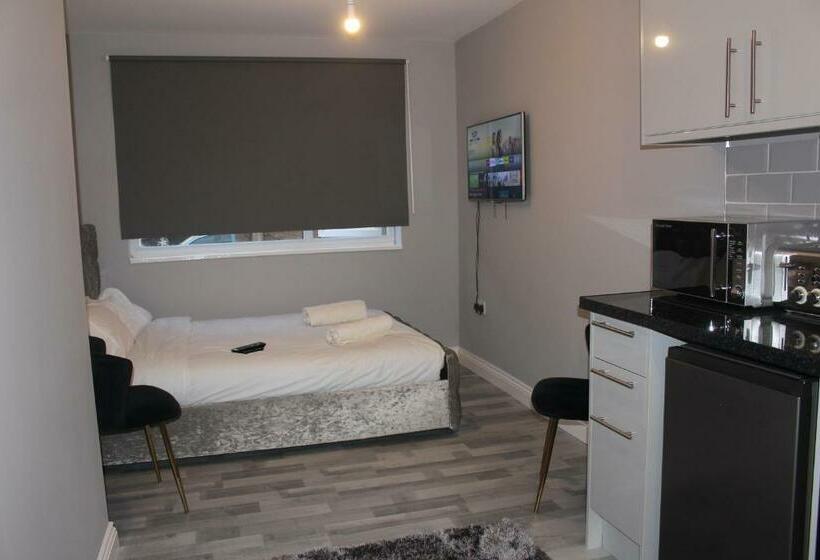 High End Central Luton Studio   Ideal For Airport!
