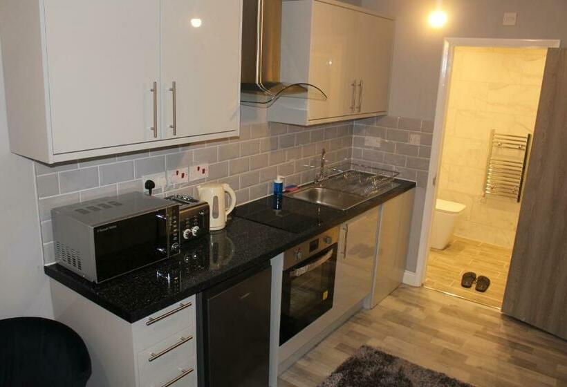 High End Central Luton Studio   Ideal For Airport!