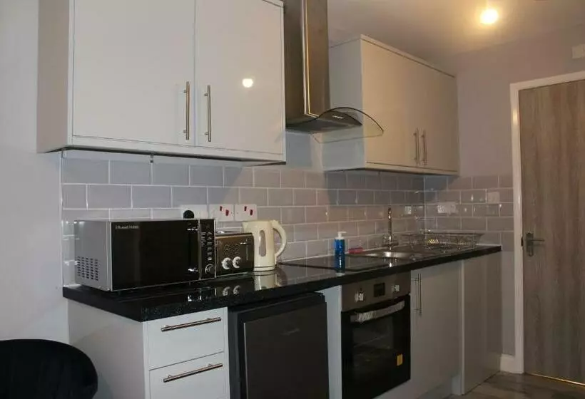 High End Central Luton Studio   Ideal For Airport!