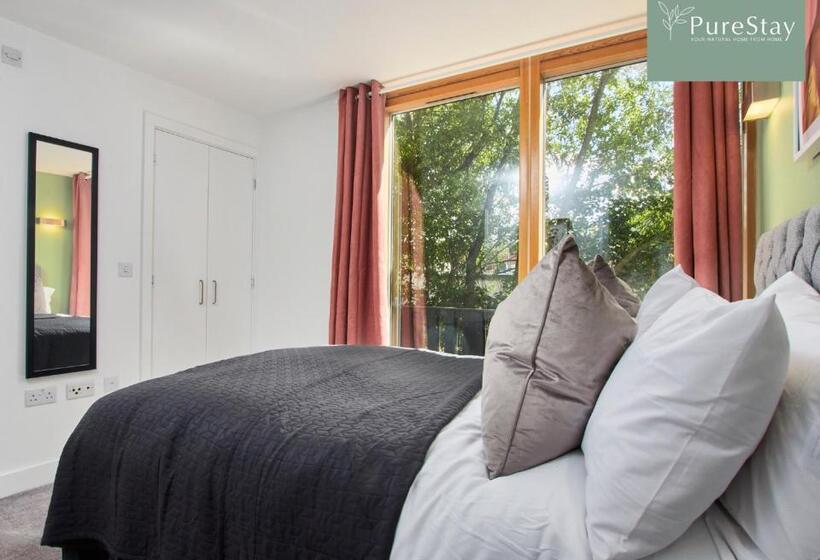 Beautiful Four Bed House By Purestay Short Lets & Serviced Accommodation Coventry With Parking