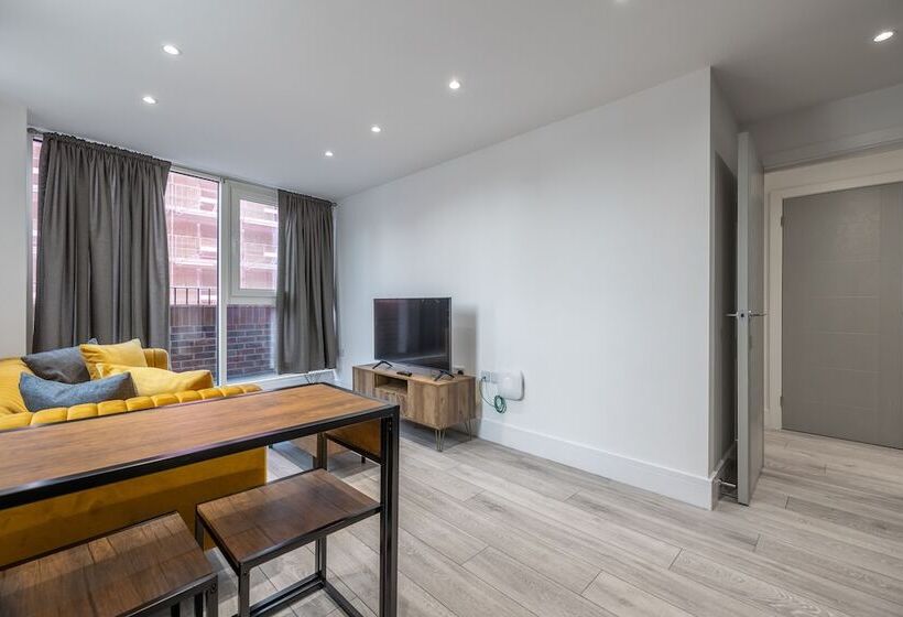 Stunning 2 Bed Apartment In Camberley