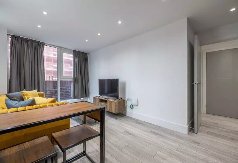 Stunning 2 Bed Apartment In Camberley