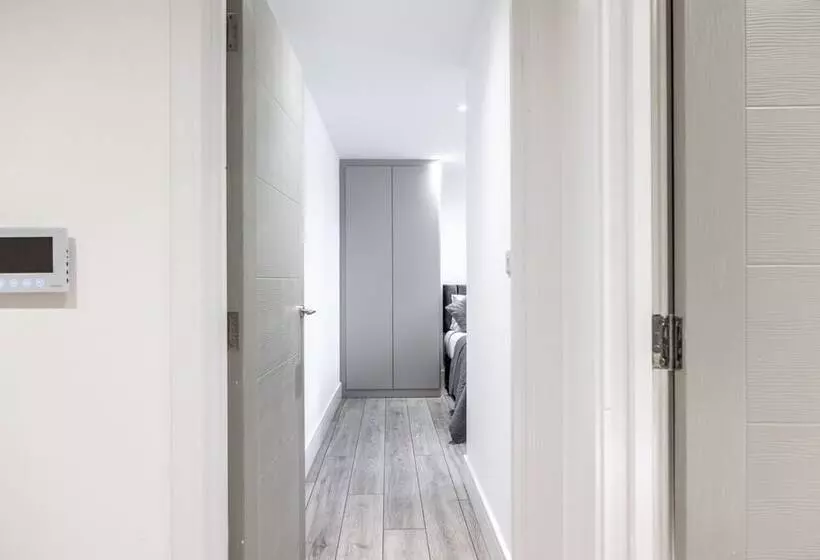 Stunning 2 Bed Apartment In Camberley