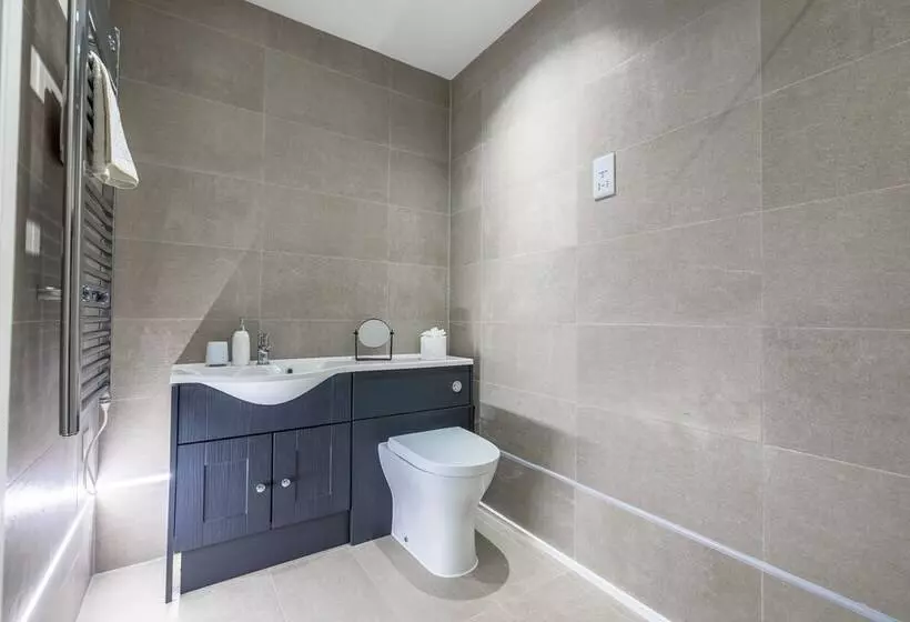 Stunning 2 Bed Apartment In Camberley