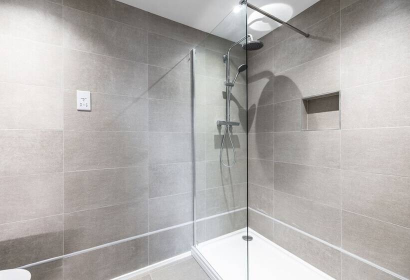 Stunning 2 Bed Apartment In Camberley