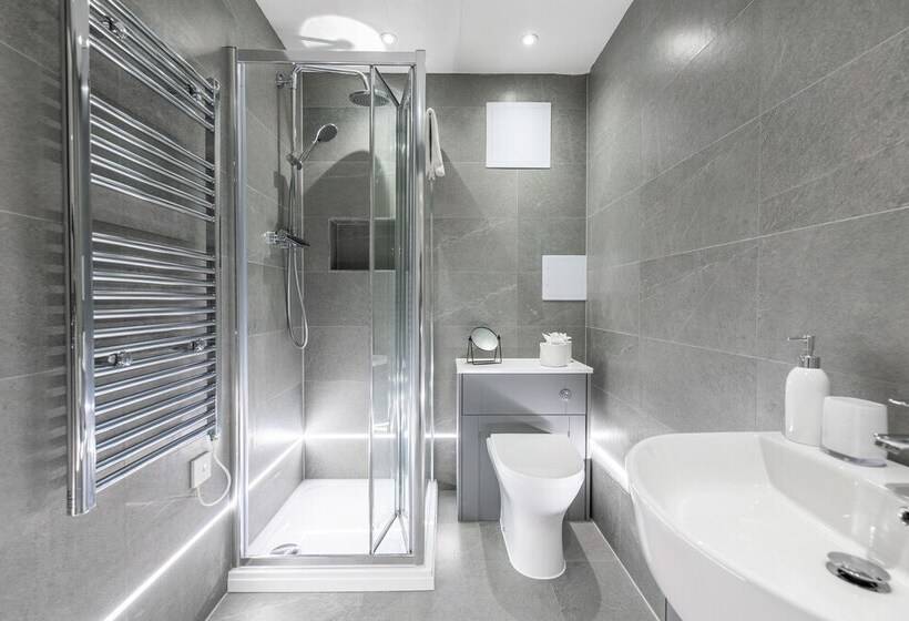 Stunning 2 Bed Apartment In Camberley