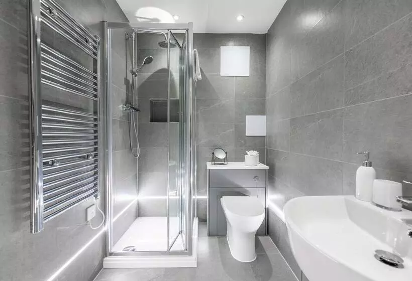 Stunning 2 Bed Apartment In Camberley