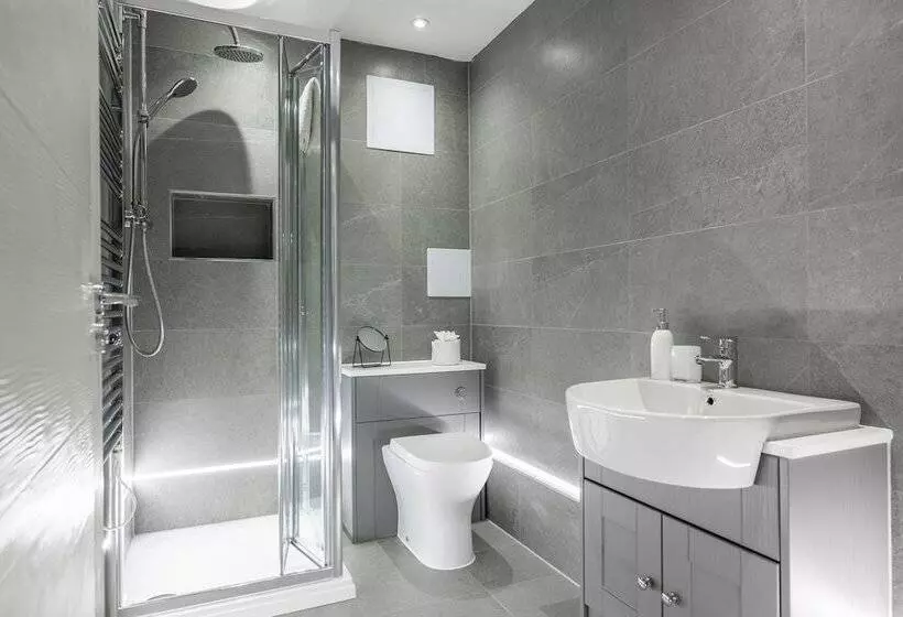 Stunning 2 Bed Apartment In Camberley