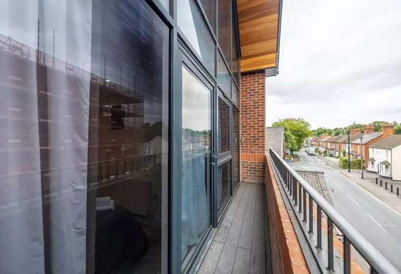 Stunning 2 Bed Apartment In Camberley