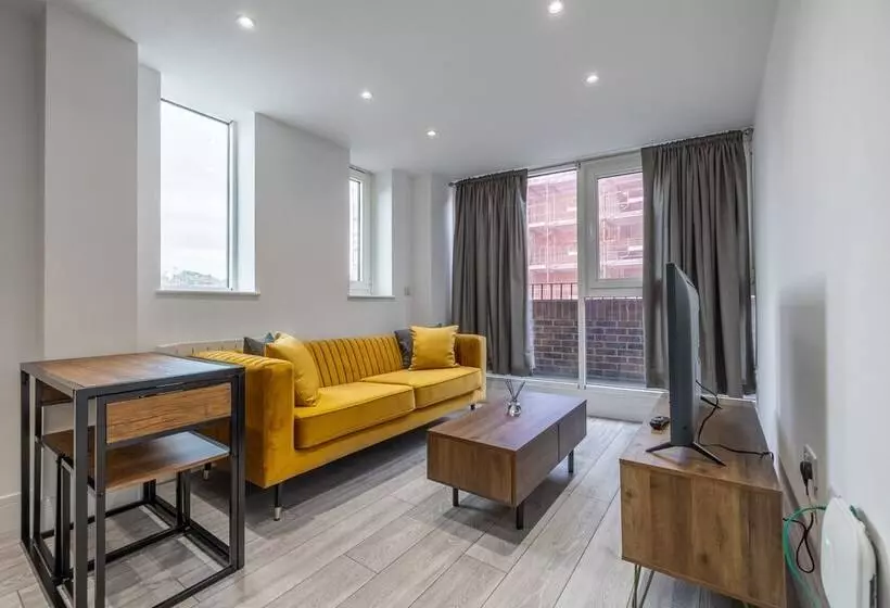 Stunning 2 Bed Apartment In Camberley