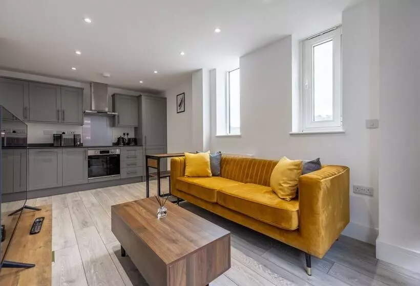 Stunning 2 Bed Apartment In Camberley