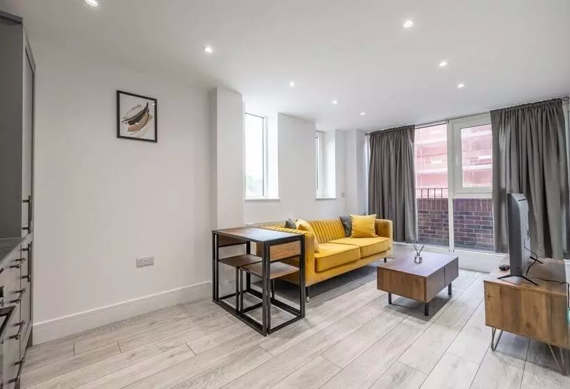 Stunning 2 Bed Apartment In Camberley