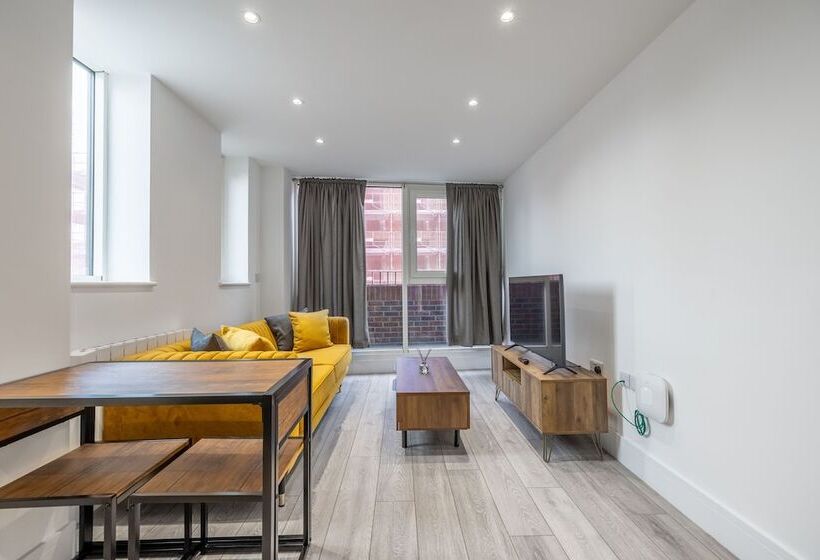 Stunning 2 Bed Apartment In Camberley