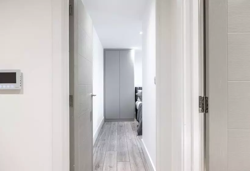 Stunning 2 Bed Apartment In Camberley