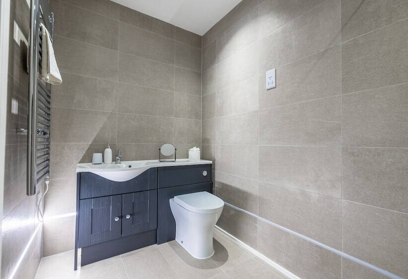 Stunning 2 Bed Apartment In Camberley