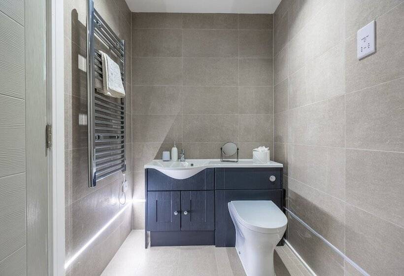 Stunning 2 Bed Apartment In Camberley