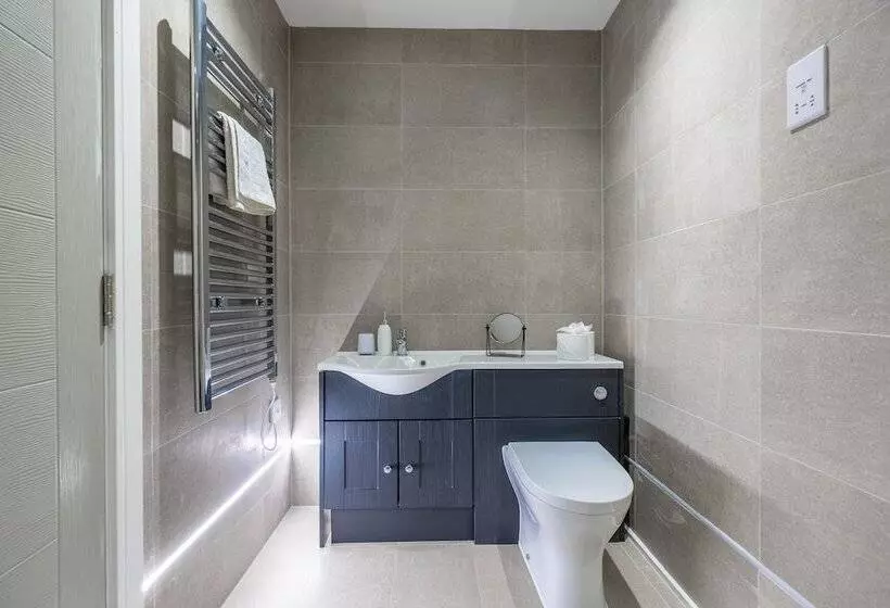 Stunning 2 Bed Apartment In Camberley