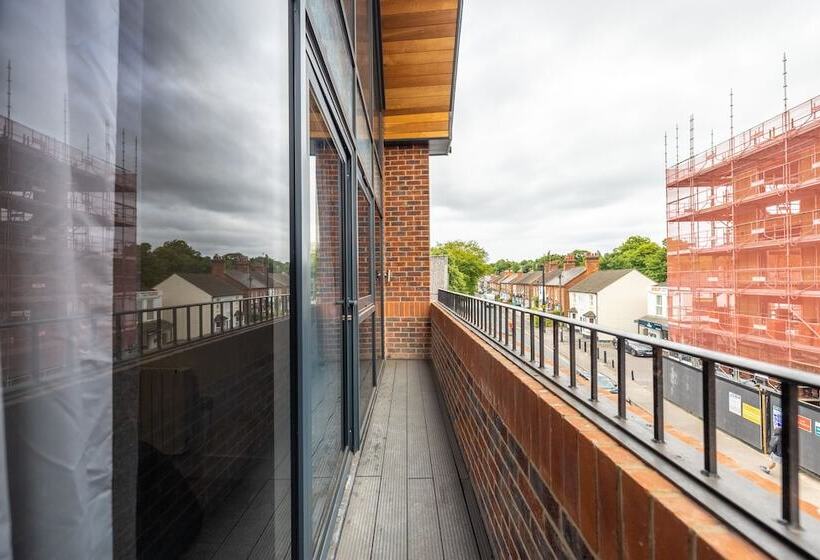 Stunning 2 Bed Apartment In Camberley