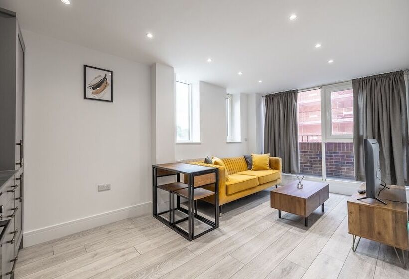 Stunning 2 Bed Apartment In Camberley