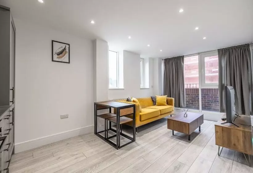 Stunning 2 Bed Apartment In Camberley