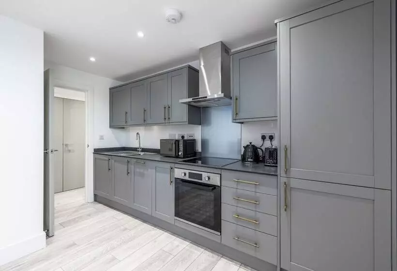 Stunning 2 Bed Apartment In Camberley