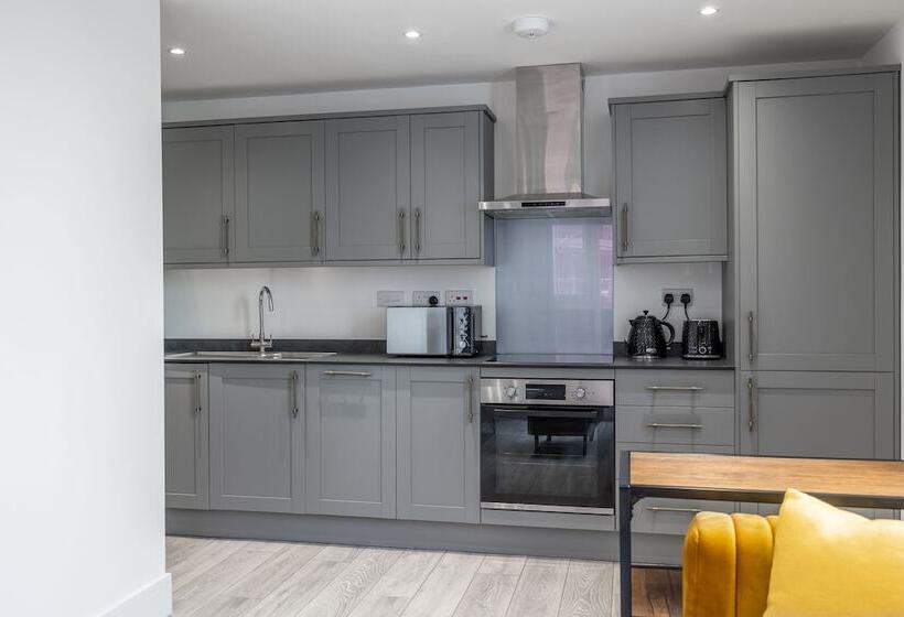 Stunning 2 Bed Apartment In Camberley