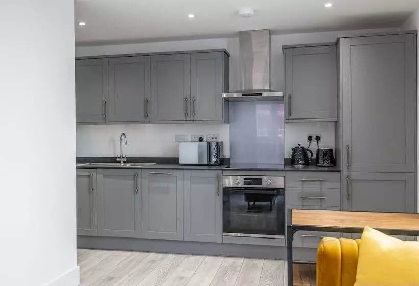 Stunning 2 Bed Apartment In Camberley