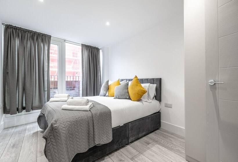 Stunning 2 Bed Apartment In Camberley