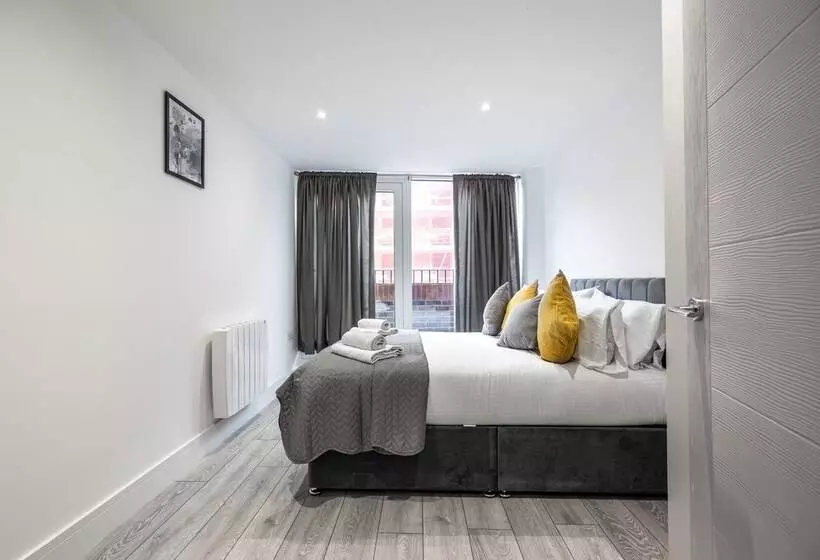 Stunning 2 Bed Apartment In Camberley