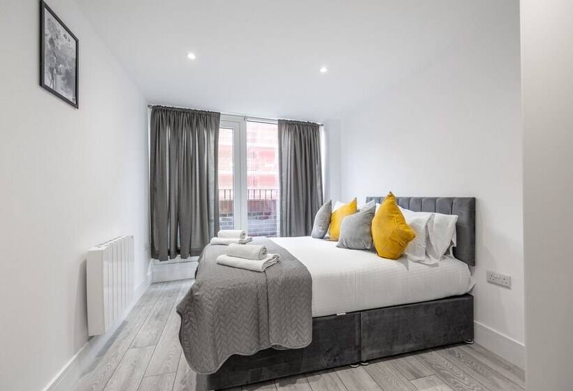 Stunning 2 Bed Apartment In Camberley