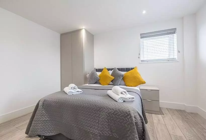 Stunning 2 Bed Apartment In Camberley