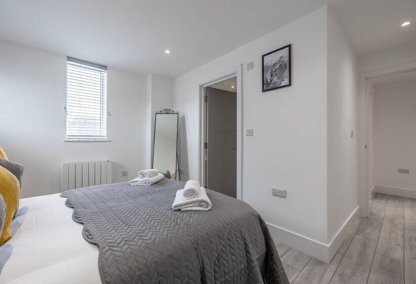 Stunning 2 Bed Apartment In Camberley