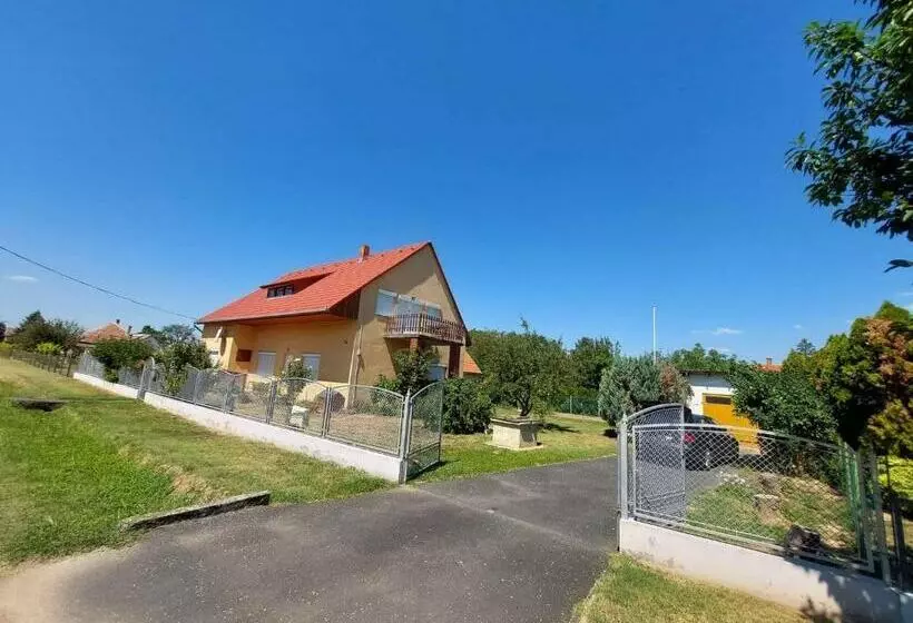 Schönes Ferienhaus Mit Grossem Pool 1200 M Zum Balaton