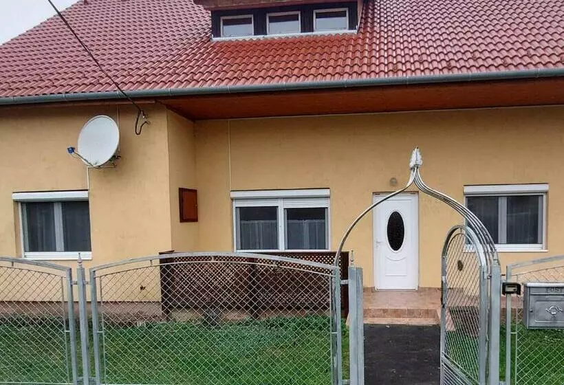 Schönes Ferienhaus Mit Grossem Pool 1200 M Zum Balaton