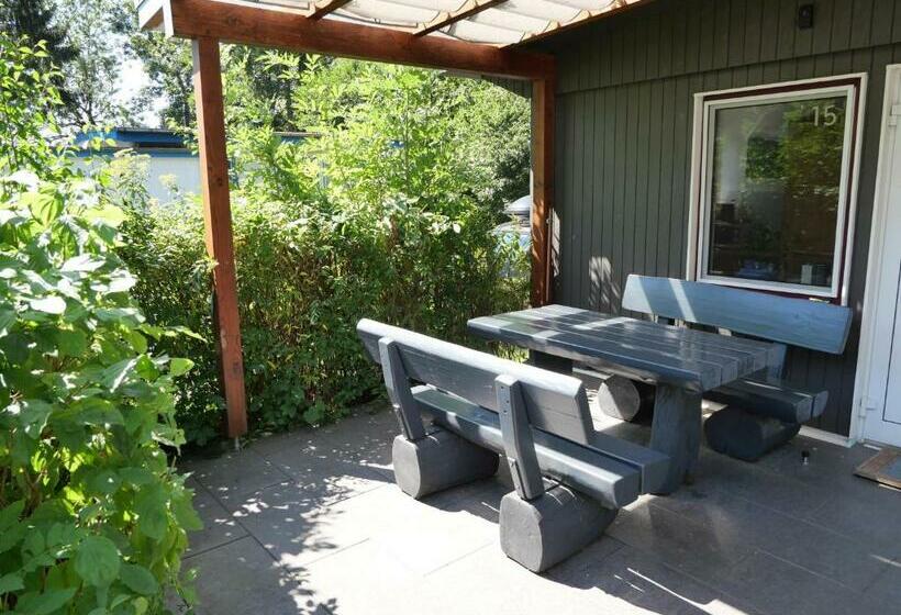 Goldenes Haus Am See Mit Boot