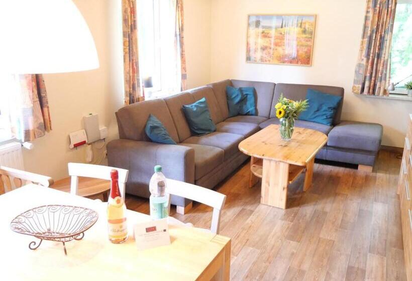 Goldenes Haus Am See Mit Boot