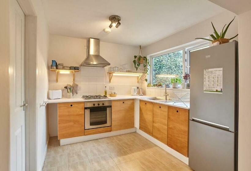 Howlyek, St Agnes Village