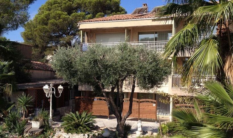 Отель Hôtel Et Studios Les Amandiers