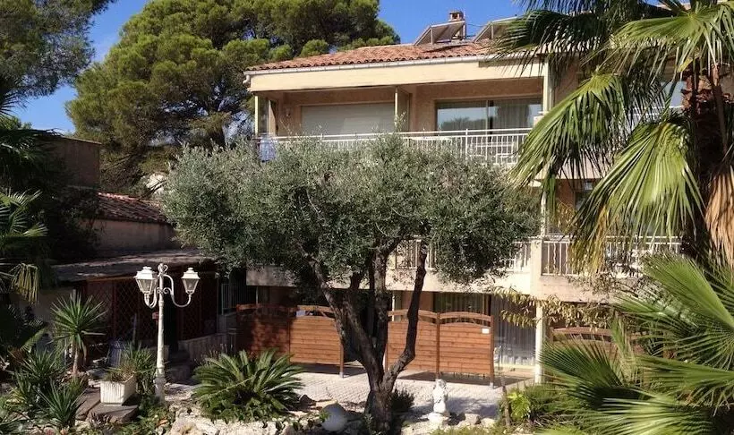 Отель Hôtel Et Studios Les Amandiers