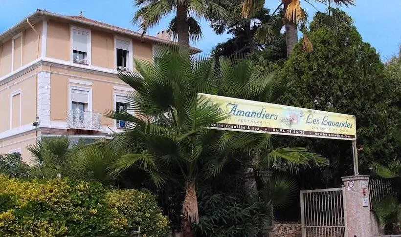 Отель Hôtel Et Studios Les Amandiers