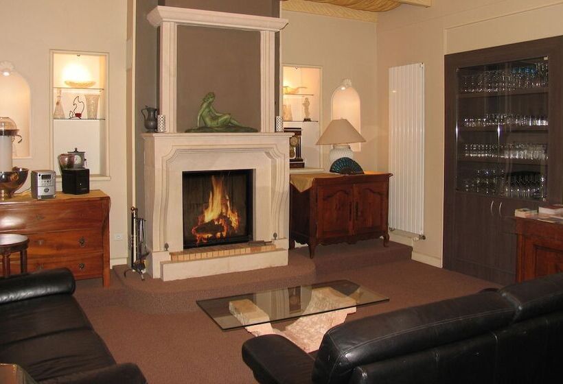 Отель Hôtel Et Studios Les Amandiers