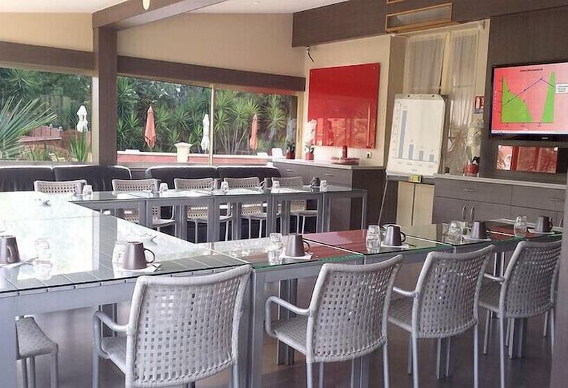 Отель Hôtel Et Studios Les Amandiers