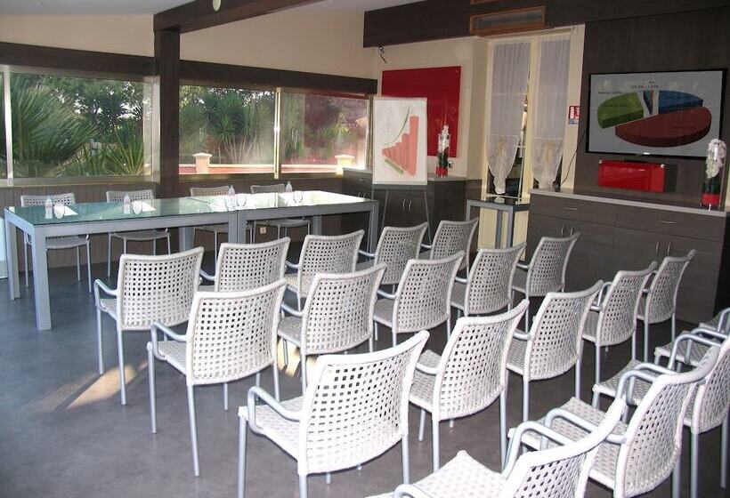 Отель Hôtel Et Studios Les Amandiers