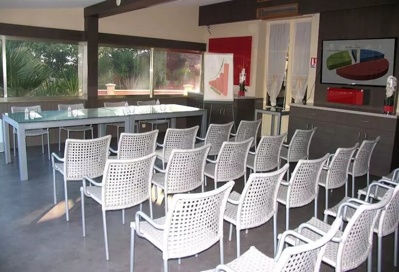 Отель Hôtel Et Studios Les Amandiers