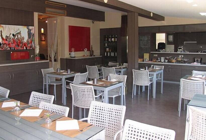 Отель Hôtel Et Studios Les Amandiers