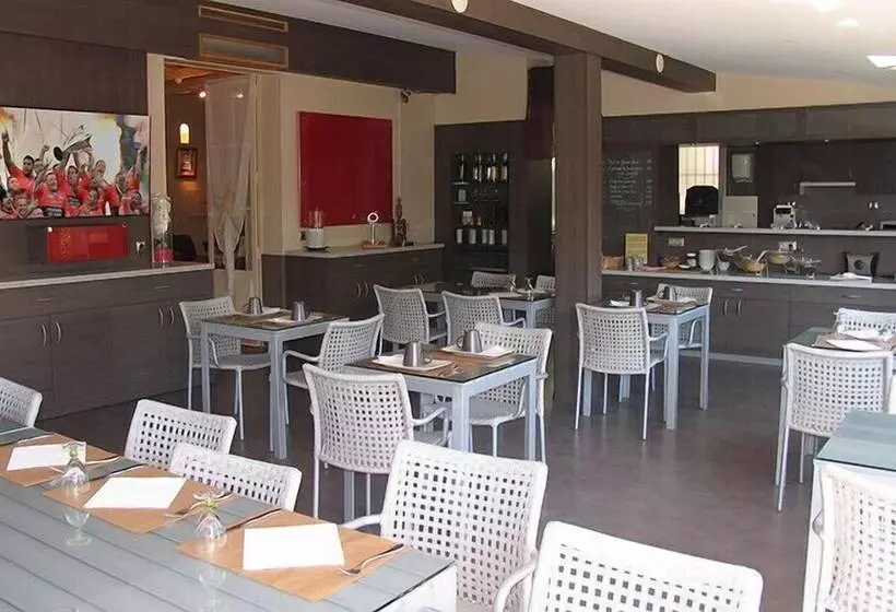 Отель Hôtel Et Studios Les Amandiers