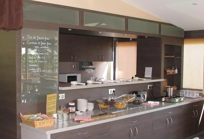 Отель Hôtel Et Studios Les Amandiers